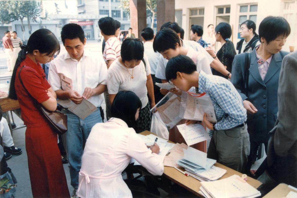 东方学院首届新生入学报到